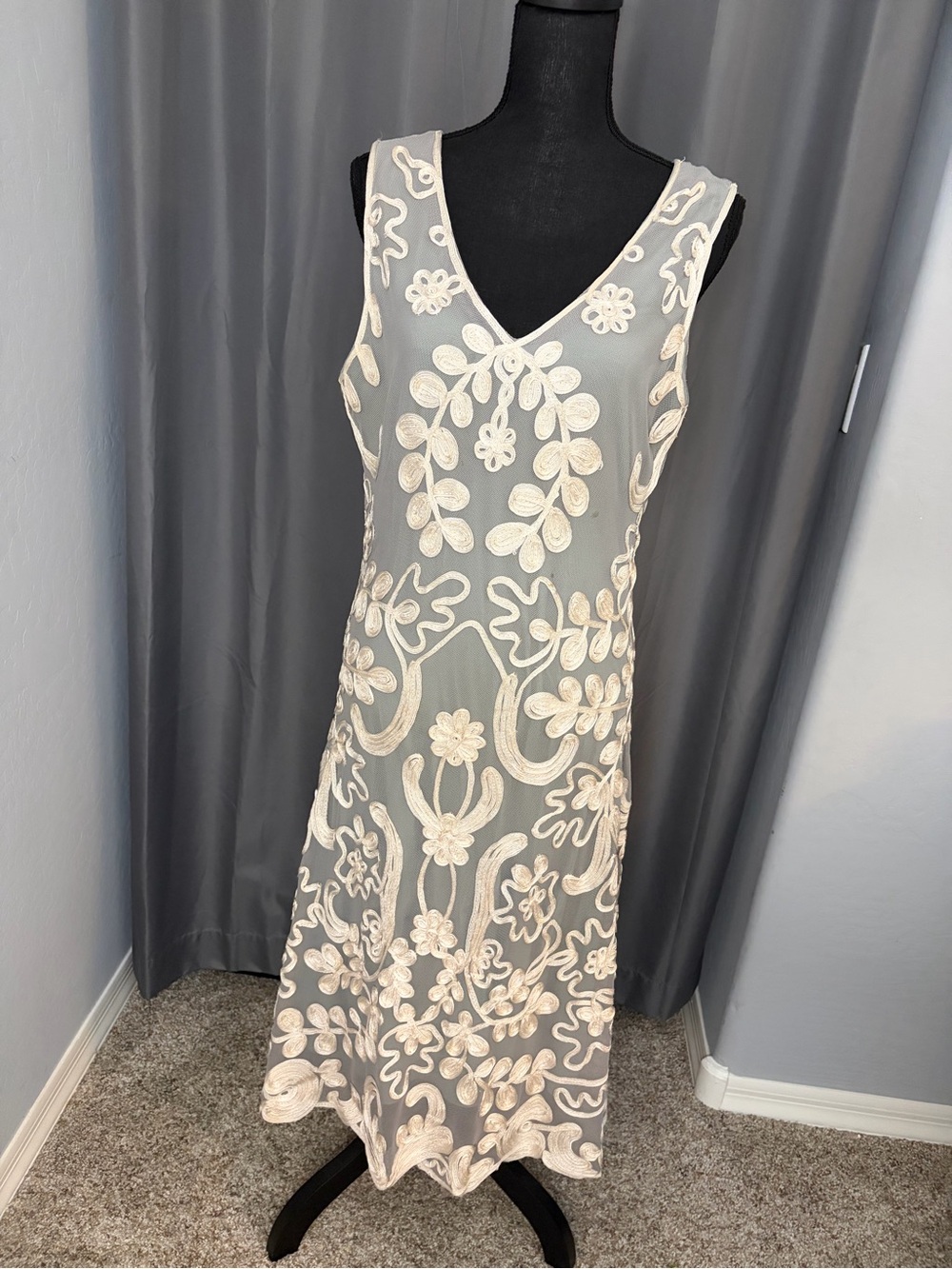 127. Sundance Sleeveless Ivory Embroidered V-Neck Dress, Size L